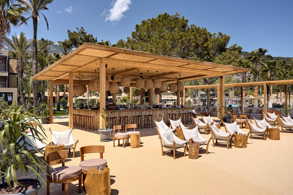 Strandbar met comfortabele strandstoelen